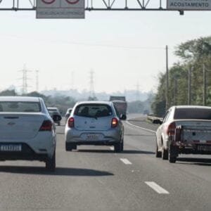 Telefone celular é o principal incômodo de motoristas em rodovias, revela pesquisa do Grupo CCR
