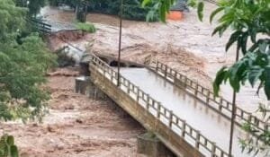Ponte entre Candelária e Cerro Branco é levada pelas águas do Rio Botucaraí