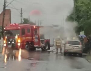VEÍCULO TEM FALHA ELÉTRICA E PEGA FOGO EM OSÓRIO