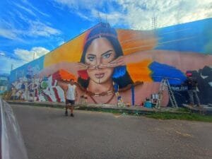 Isabelle Nogueira ganha mural em grafite criado por artista parintinense, em Manaus