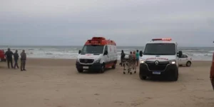 Embarcação naufraga e sete são resgatados pelo Corpo de Bombeiros em Arroio do Sal