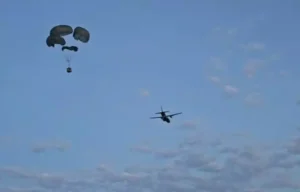 FAB lança de paraquedas mantimentos para famílias ilhadas em áreas isoladas pelas enchentes no RS