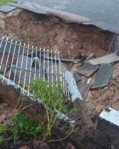 CALÇADA DESMORONA, E ENORME BURACO CAUSA PREJUÍZO E REVOLTA MORADOR DE OSÓRIO