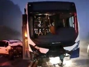 Grave acidente na BR-116 envolve Jeep e ônibus em Caxias do Sul