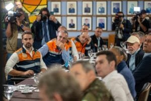 O governador Eduardo Leite está em Santa Maria, em reunião com o presidente Lula e ministros do governo federal.