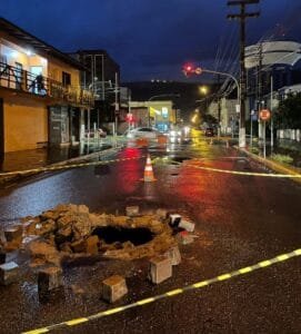 FORTE CHUVA ABRE BURACO EM VIA NO CENTRO DE OSÓRIO