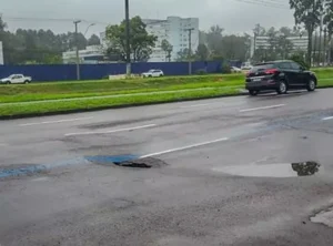 Trecho da avenida Ipiranga, em Porto Alegre, é parcialmente interditado por risco de afundamento