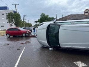 VEÍCULO CAPOTA APÓS COLISÃO NO CENTRO DE OSÓRIO