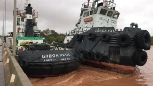 Rebocadores colidem com a ponte nova do Guaíba