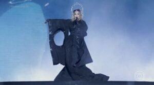 Com mais de uma hora de atraso, Madonna começa o show em Copacabana