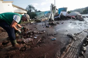 Mutirão retira lama e destroços em Sinimbu