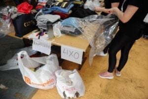 Roupas sujas e fantasias de carnaval: o que não doar e o que já foi encontrado em centros de doação de Caxias do Sul