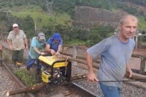 Sem estradas, agricultores transportam gerador a pé de Veranópolis a Bento Gonçalves