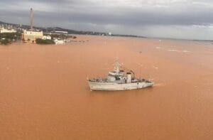 Já estão no Guaíba dois navios da frota de nove embarcações que Marinha envia para ajudar flagelados gaúchos