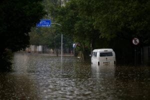 Domingo deve ser de chuva intensa e com formação de ciclone extratropical na costa do RS