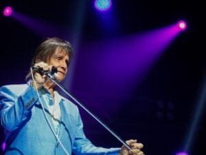 Roberto Carlos doa R$ 200 mil a vítimas das enchentes no Rio Grande do Sul cogita Show Beneficente