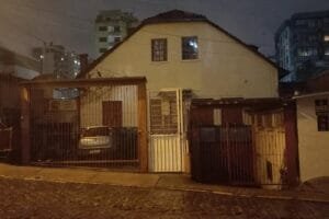 Banheiro de casa desaba e mulher cai de altura de quatro metros em Caxias do Sul