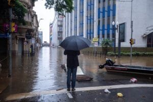 No retorno às casas, população deve ter cuidado com animais peçonhentos e contaminação pela lama