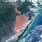 Mancha avermelhada na Lagoa dos Patos pode afetar pesca e turismo na Região Sul por tempo indeterminado
