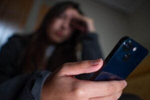 “São diferentes dores e sintomas”: psicóloga dá dicas de como cuidar da saúde mental em meio à tragédia climática no RS