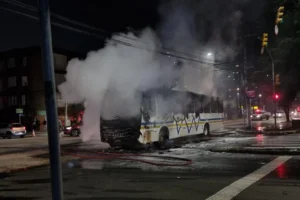 Ônibus são incendiados no bairro Azenha, em Porto Alegre