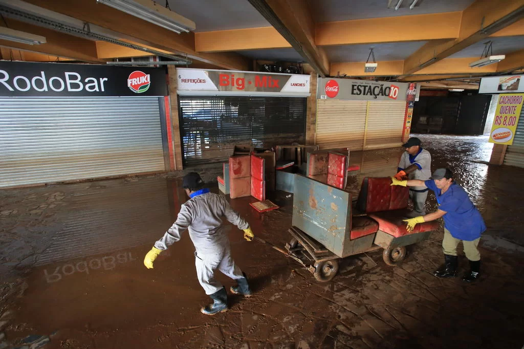 Começa a limpeza da Estação Rodoviária de Porto Alegre, após recuo da água 2 4970118 c76ff121ae7cde5