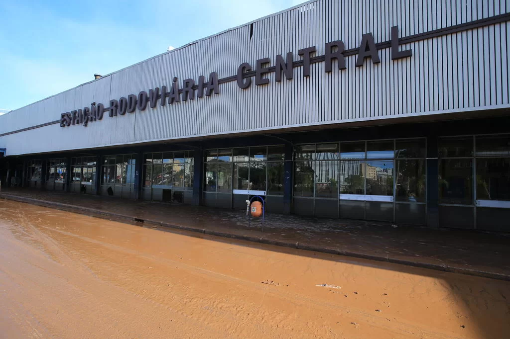 Começa a limpeza da Estação Rodoviária de Porto Alegre, após recuo da água 1 4970121 3d750a4d3ac4299