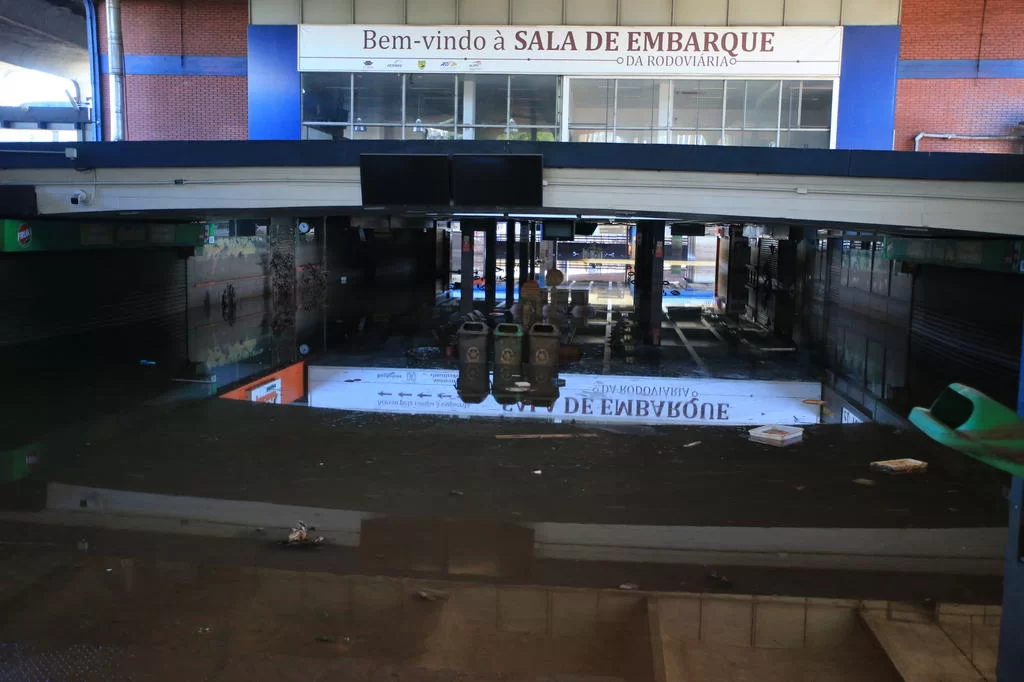 Começa a limpeza da Estação Rodoviária de Porto Alegre, após recuo da água 9 4970140 8f4be0451fbd4dd