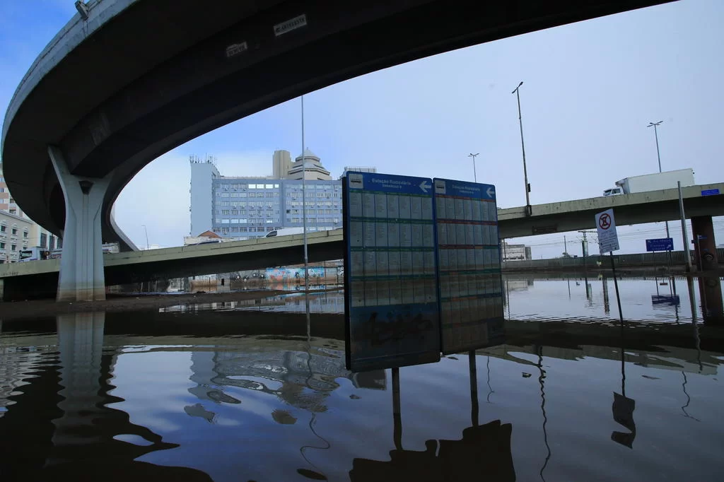 Começa a limpeza da Estação Rodoviária de Porto Alegre, após recuo da água 11 4970147 e765cf78569fb19