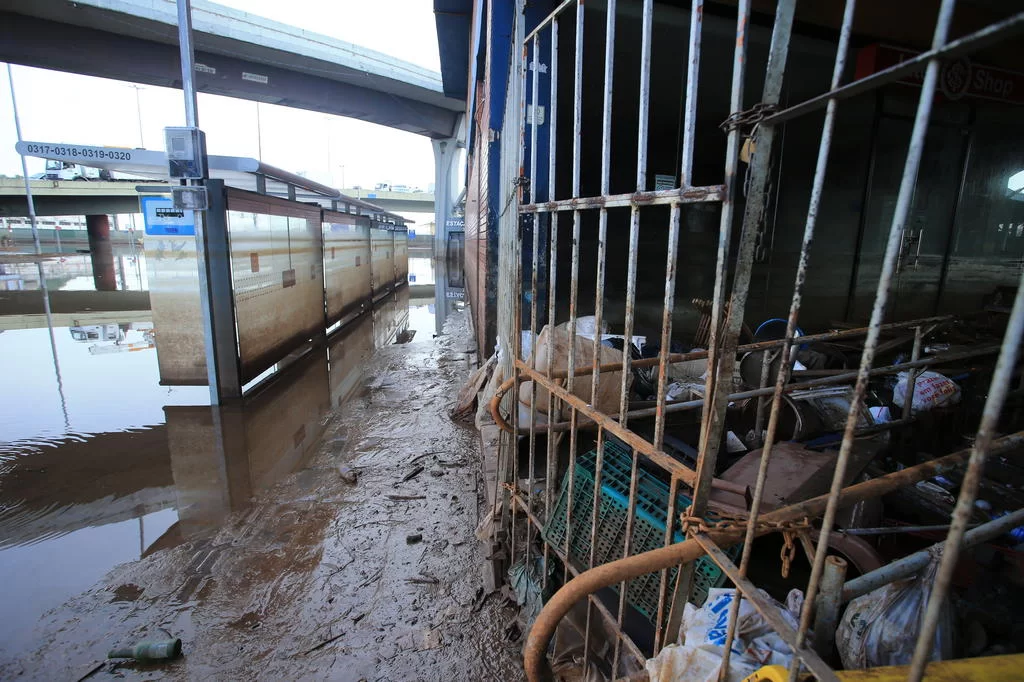 Começa a limpeza da Estação Rodoviária de Porto Alegre, após recuo da água 8 4970151 a252737208e61bf