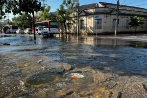 Água volta a subir em ruas do Bairro Menino Deus