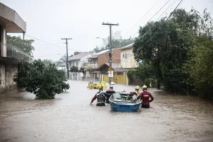 Ao menos 10 crianças são resgatadas de barco de creche inundada na Zona Sul