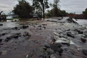 Dique da Fiergs, no bairro Sarandi, volta a extravasar