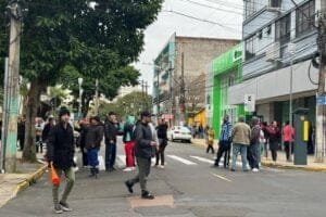 Moradores de Canoas jogam ovos na Câmara de Vereadores em Protesto