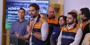 “Cada família receberá R$ 2 mil”, diz Leite sobre vítima das enchentes