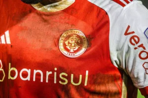 Inter anuncia leilão de camisa “embarrada” usada em partida contra o Belgrano-ARG na Sul-Americana
