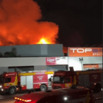 Loja de atacado e varejo é destruída por incêndio em Tubarão, Santa Catarina