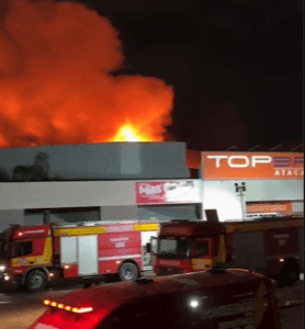 Loja de atacado e varejo é destruída por incêndio em Tubarão, Santa Catarina