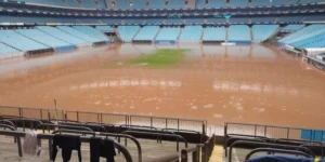 Gramado da Arena do Grêmio é invadido pelas enchentes em Porto Alegre