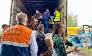 Carreta carregada de donativos de Balneário Camboriú chega ao Centro de Eventos de Tramandaí nesta Segunda-feira