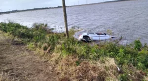 Após veículo sair da pista, motorista é resgatado por garis em Osório