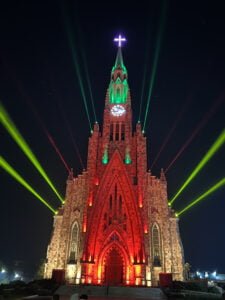 Catedral-de-Pedra-homenageia-o-RS-com-show-de-luzes-e-som-Credito-de-Fernando-Martinotto-2-.JPG-225x300 A Catedral de Pedra de Canela faz homenagem ao Rio Grande do Sul