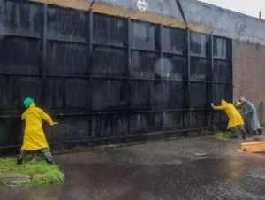 Com sistema colapsado em Porto Alegre, bombas emprestadas ajudam a drenar enchente no Rio Grande do Sul