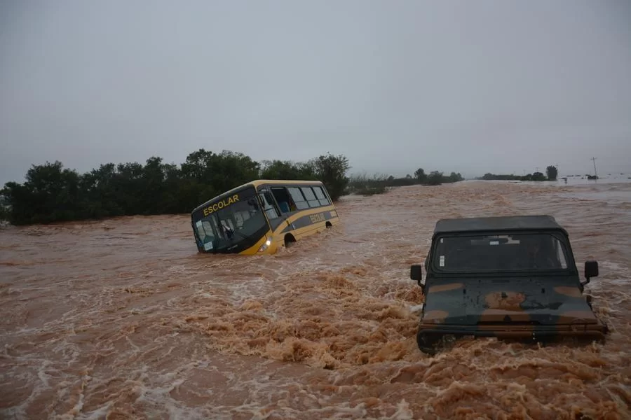 Enchente-na-BR116-entre-Gusiba-e-Eldorado Cerca de 2,5 mil moradores de Eldorado do Sul estão abrigados em Guaíba