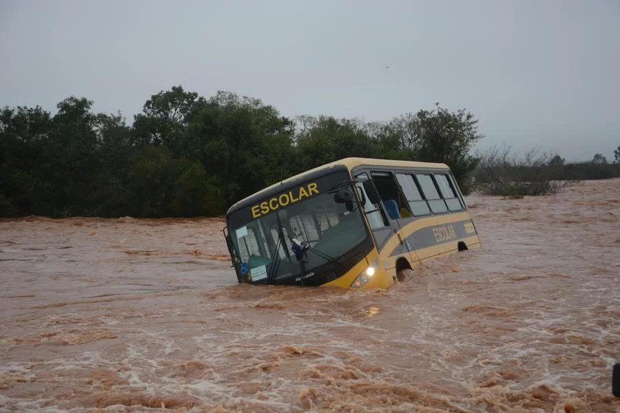 Enchente-na-BR116-entre-Gusiba-e-Eldorado_02 Cerca de 2,5 mil moradores de Eldorado do Sul estão abrigados em Guaíba
