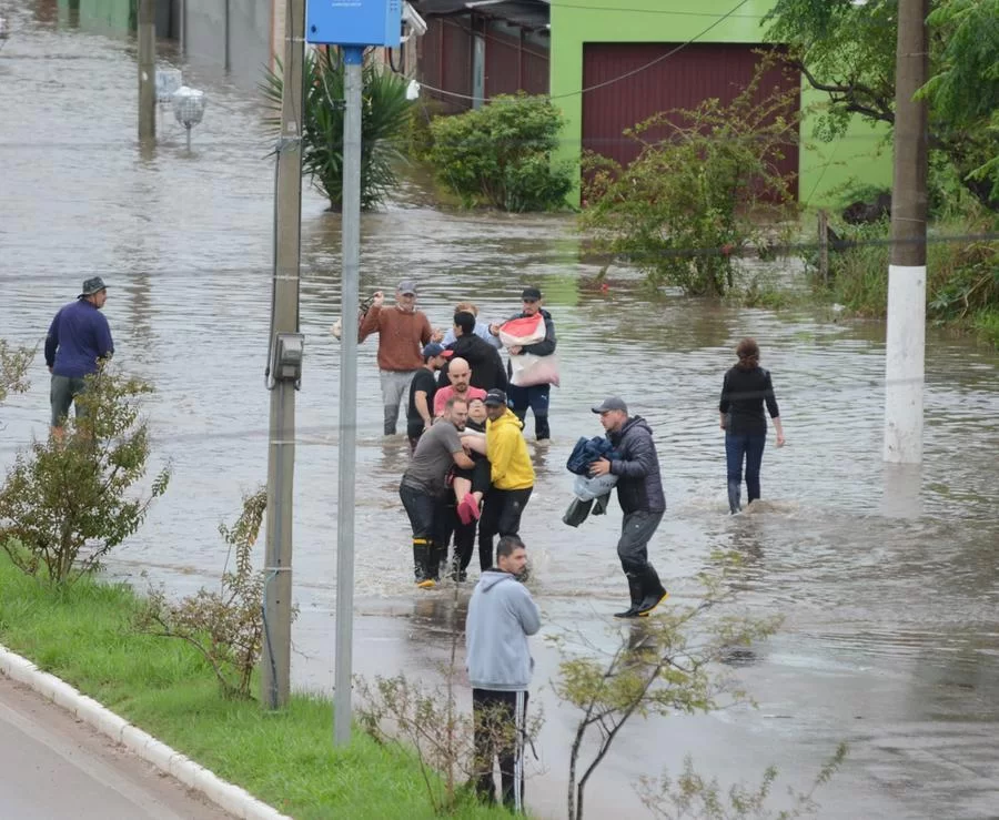 Enchentes-em-Av-Nei-Brito-Santa-Rita-em-Guaiba Cerca de 2,5 mil moradores de Eldorado do Sul estão abrigados em Guaíba