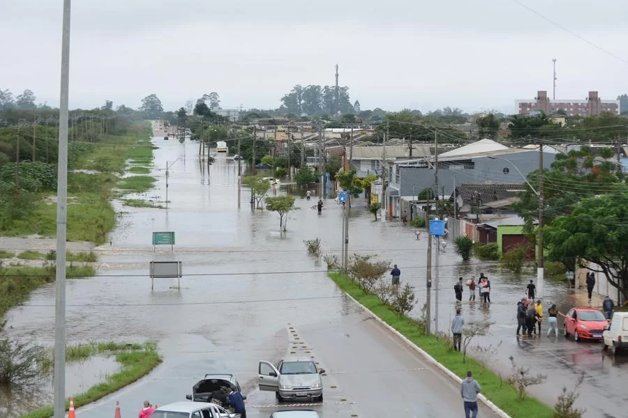 Enchentes-em-Av-Nei-Brito-Santa-Rita-em-Guaiba_03 Cerca de 2,5 mil moradores de Eldorado do Sul estão abrigados em Guaíba