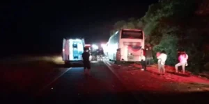 Acidente entre ônibus e caminhão deixa ao menos um morto e vários feridos na BR 116 em Tapes
