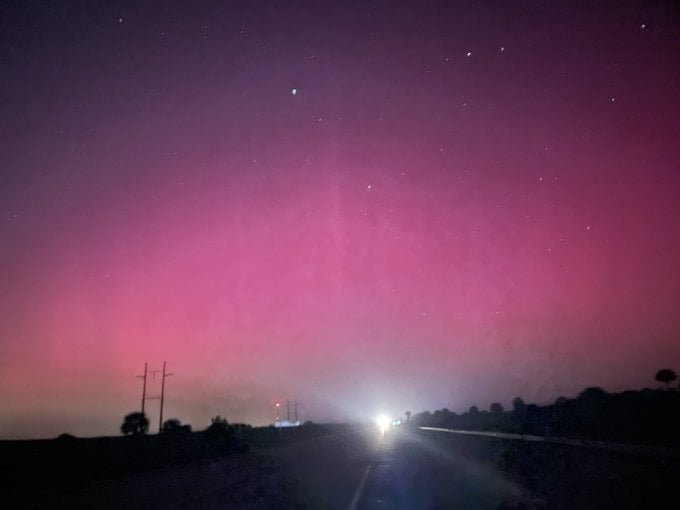 GNQ4YgpXgAAdyeY Tempestade solar extrema provoca aurora polar vista na Argentina e Uruguai; veja fotos pelo mundo