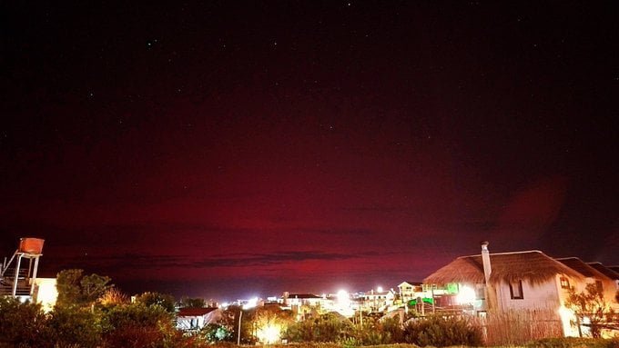 GNRA_nOWYAAubpq Tempestade solar extrema provoca aurora polar vista na Argentina e Uruguai; veja fotos pelo mundo